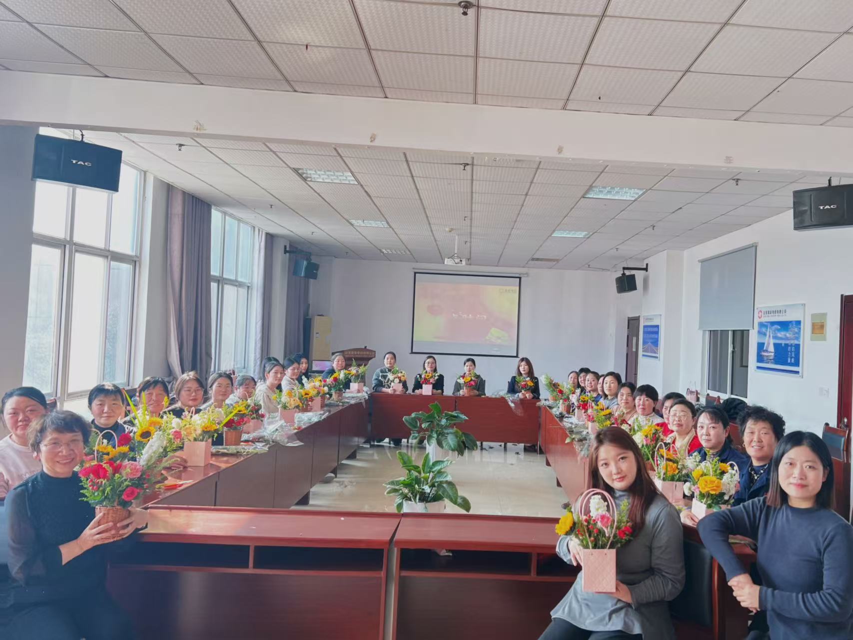 聚辰電纜綻放花韻，巧手插花共慶佳節(jié)